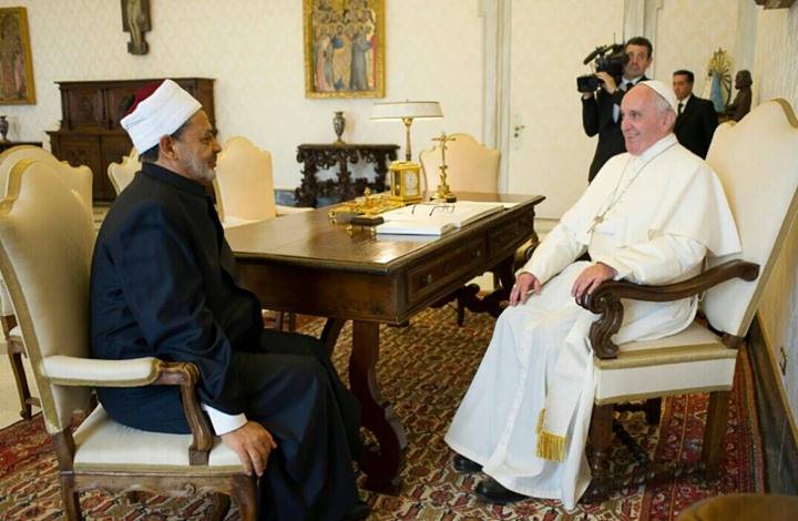 بالصور كرسي مفتي الازهر في لقاء البابا يثير الجدل ومنهم من اعتبره اهانة لمقامه
