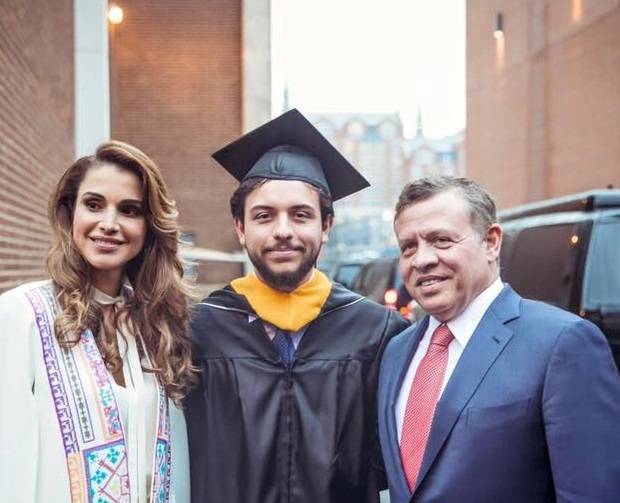 بالفيديو والصور- فرحة غامرة للعائلة المالكة الأردنية في حفل تخرج ولي العهد