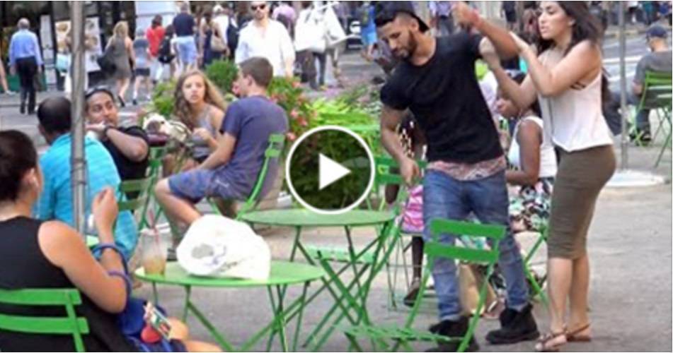 بالفيديو: شاهد رد فعل المارة بعد أن قامت فتاة بالتحرش بشاب بالقوة في الطريق العام