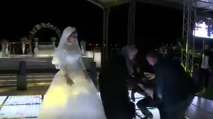 فيديو| شاب يشعل مواقع التواصل بتقبيل قدم والديه في حفل زفافه
