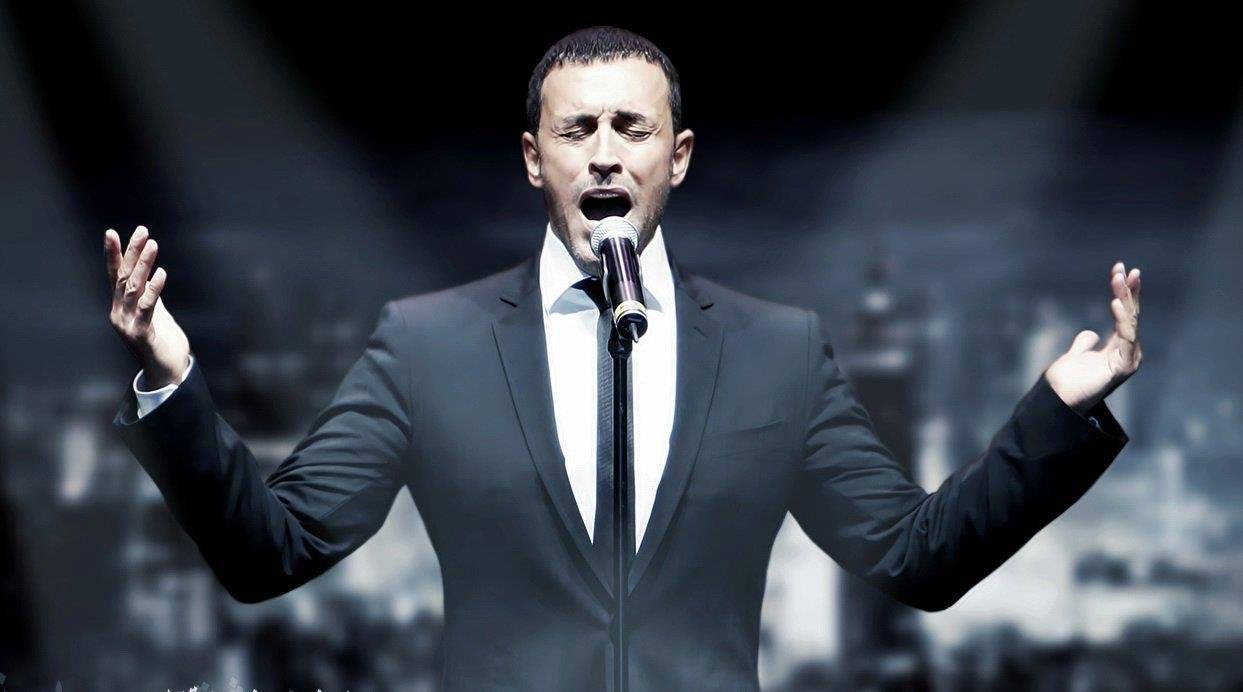 بالفيديو.. فتاة تجبر كاظم الساهر على النزول عن المسرح!