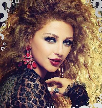 بالصور.. ميريام تتألّق بإطلالة بيضاء مثيرة جدا!