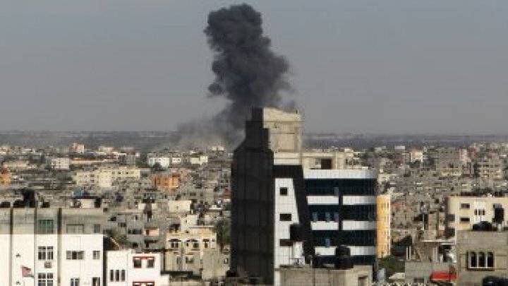 طيران العدو يشن غارتين على موقعين لحركة حماس في غزة