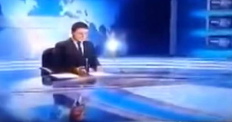 فيديو:  لقطة محرجة لفتاة على الهواء بسبب ملابسها !