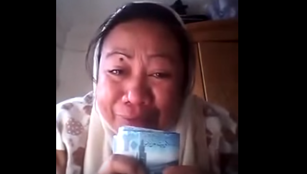طلبت من خادمتها وضع الحبوب لزوجها والأخيرة تبكي.. وأنت ستضحك مع هذا الفيديو!