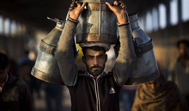عانق 79 شخصا.. فدخل 