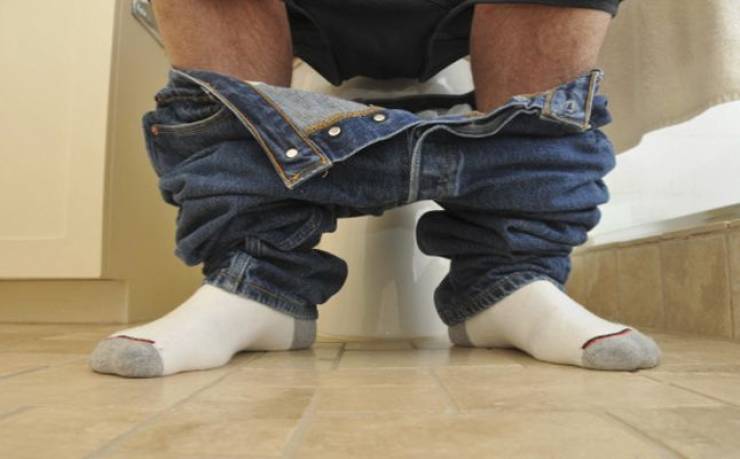 لماذا لا يجب الجلوس على المرحاض لأكثر من 15 دقيقة؟