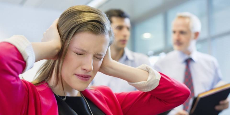 كيف تتعامل مع زملاء العمل المزعجين؟