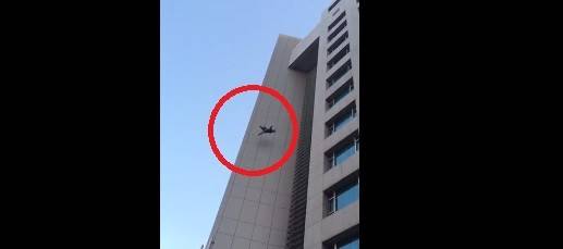 فيديو مروّع إنشر عن إنتحار شخص من مبنى شاهق في بيروت.. وهذه حقيقته!
