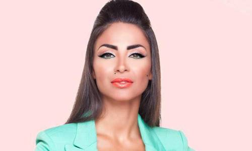 بالصورة.. دوللي شاهين بالمايوه المثير و”بلشت الصيفية”!