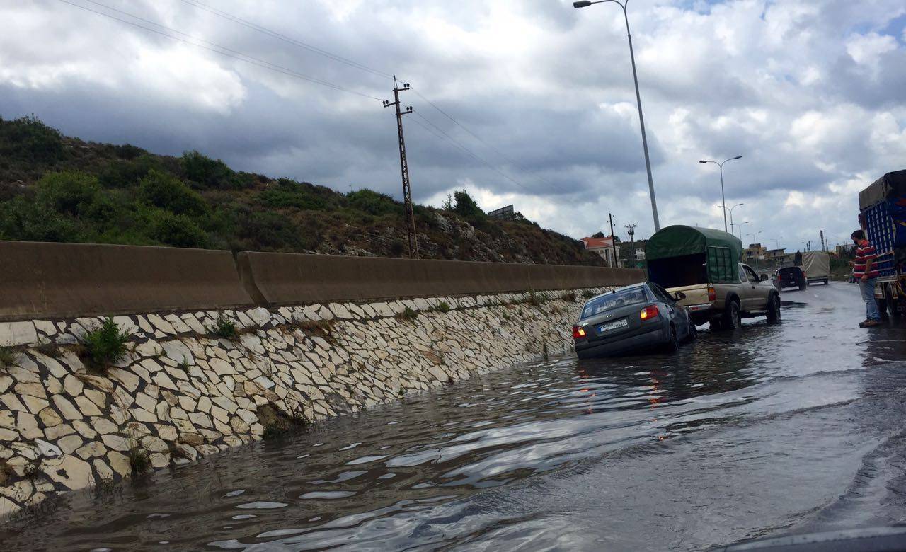 حادث سير بمنطقة البربارة في المسلك الغربي بسبب تجمع المياه والاضرار اقتصرت على الماديات