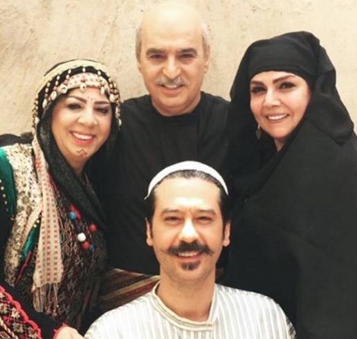 بالصور - "أم عصام" صباح الجزائري وابنتها في حمام السباحة