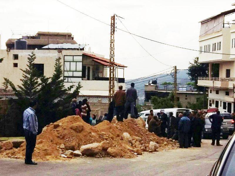مناصرو رئيس بلدية عكار العتيقة قطعوا الطريق احتجاجا على تقديم استقالته وسحب ترشحه