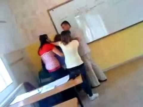 فتاة تمارس الجنس مع 15 شاب في مرحاض المدرسة وينتشر الفيديو