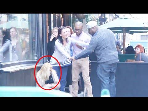 بالفيديو: رجل يضرب زوجته الحامل لاعتقاده بأنها تخونه.. شاهد ردة فعل المارة
