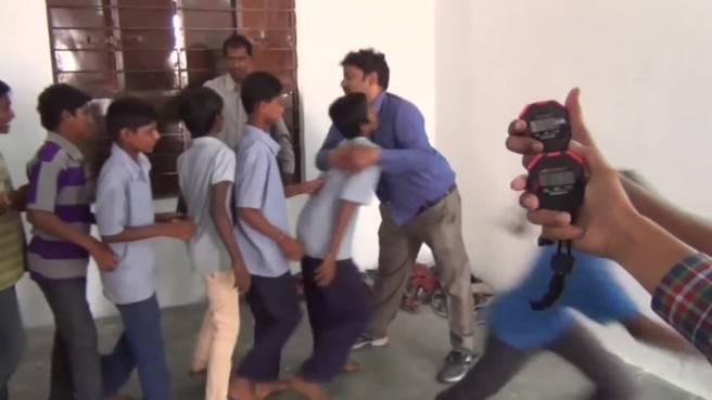 بالفيديو: رجل يعانق 79 شخصًا خلال 60 ثانية