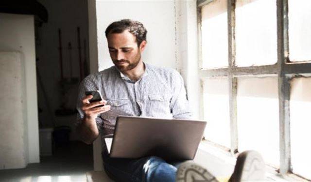 مراجعة بريدك الخاص بالعمل أثناء العطلة.. أصبح جريمة
