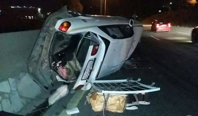 بالصورة.. انقلاب سيارة على أوتوستراد حالات