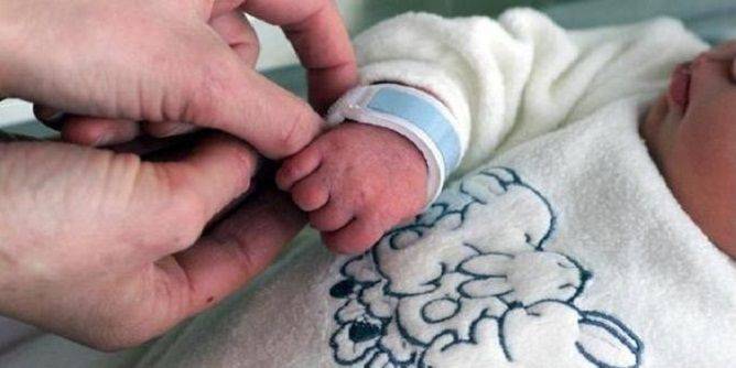 وفاة رضيع قبل تسميته بظروف غامضة