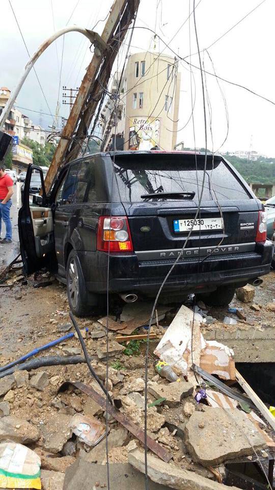 بالصور: حادث سير مروع بين Range Rover و Infiniti على طريق عام جعيتا