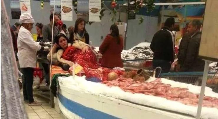 لن تصدق لماذا تنام هذه المرأة بجوار الأسماك بهذا الشكل !