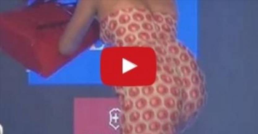 بالفيديو - شاهدوا عارضة أزياء في موقف محرج جداً!