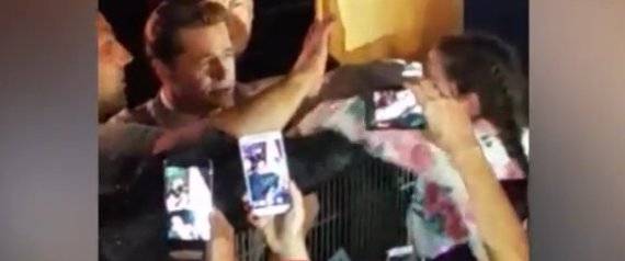 كاد الحشد يدهسها فأنقذها براد بيت بعد أن قطع تصوير فيلمه الجديد
