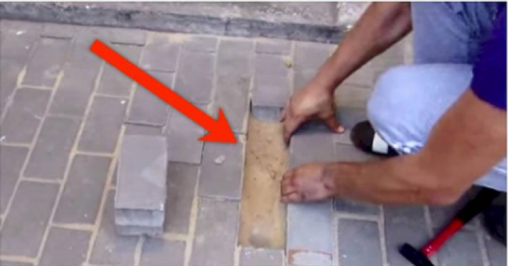 فيديو |عائلة سمعت شيئاً تحت الرصيف ..شيء لا يصدق.!