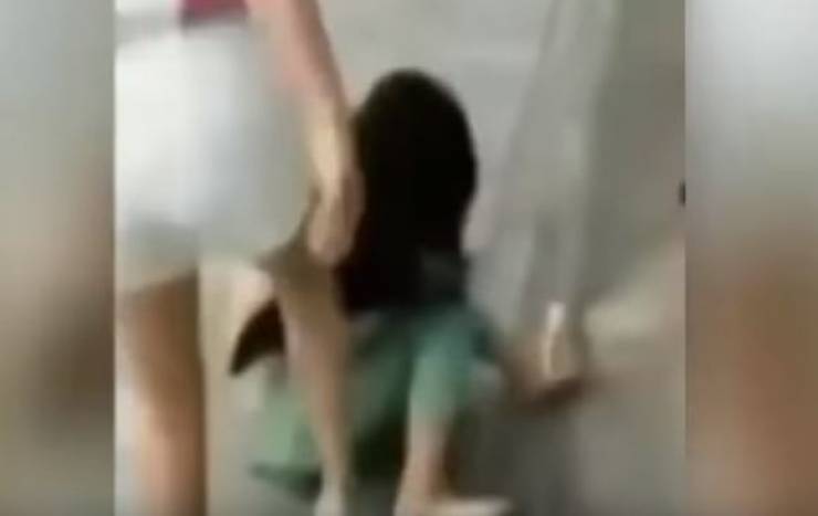 فيديو:  زوج يجرد زوجته من "سروالها الداخلي " وسط الشارع !