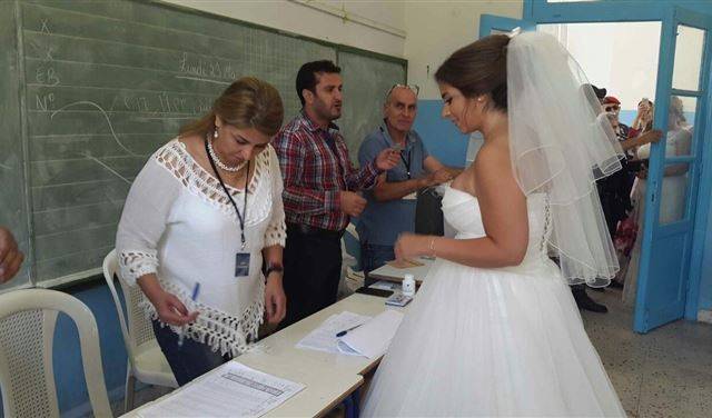 بالصور: حتى يوم زفافها حضرت لتنتخب!