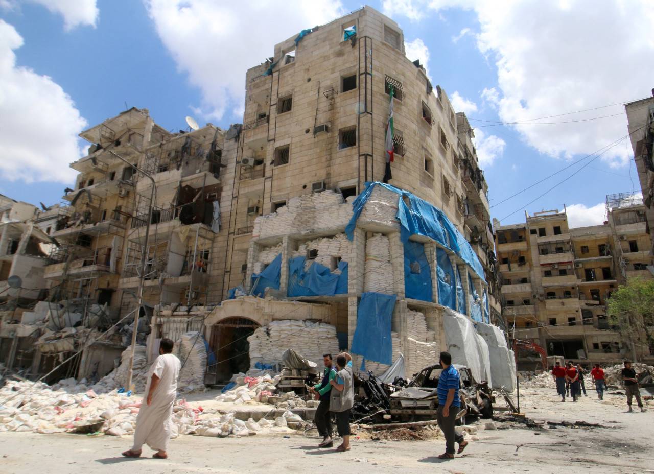 مدينةٌ بلا نوافذ.. أهالي حلب يبتكرون أدوات جديدة لغلق "شبابيكهم"!