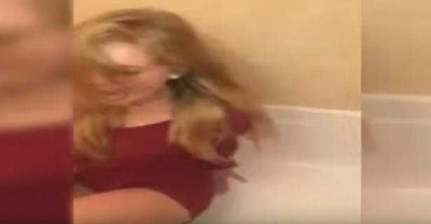 موقف محرج لفتاة في الحمام! فيديو