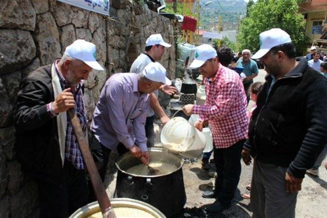 بالصور: مراكز اقتراع تتحولّ موائد للطعام بعد فوز البلدية بالتزكية