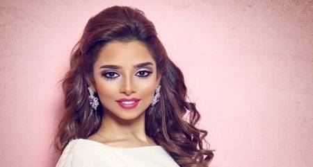 «قبلة» بلقيس لعريسها تشعل مواقع التواصل الاجتماعي