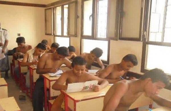 طلاب في اليمن يجرون امتحاناتهم بلا قمصان والسبب..؟!