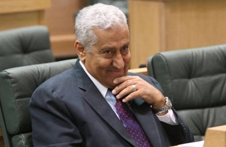 بالصورة.. ما الثياب التي ارتداها رئيس وزراء الأردن بعد إقالته؟