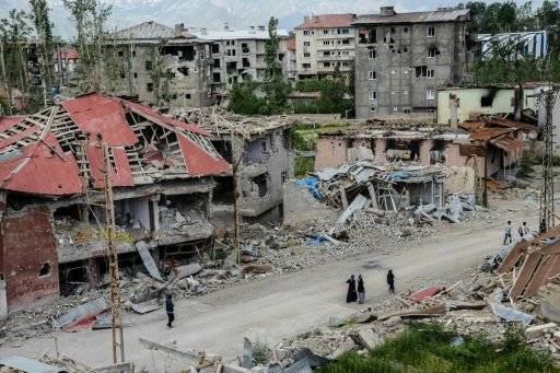 السكان يعودون الى بلدة تركية مدمرة بعد رفع حظر التجول
