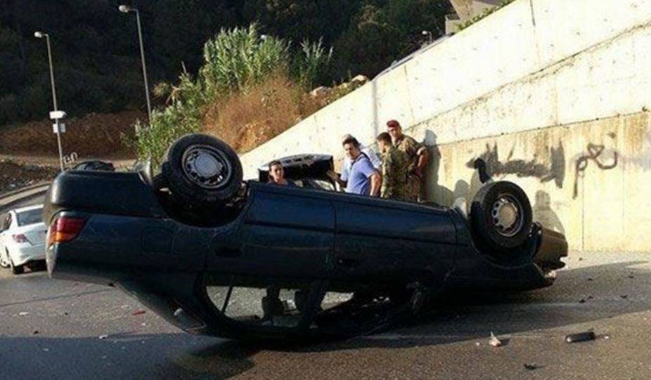 انقلاب سيارة على اوتوستراد لحود