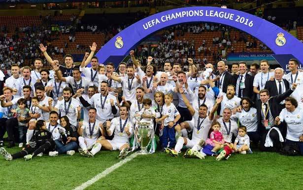 العاصمة الاسبانية تنقسم بين الأفراح والأحزان وجماهير ريال مدريد احتفلت حتى الصباح
بيريز يهدي الفوز الى ضحايا العراق وبرشلونة يهنىء ورونالدو هدافاً للمرة الخامسة