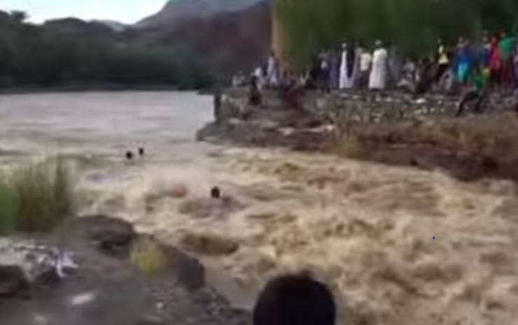 فيديو: مغامرة مجنونة لشباب يقفزون في السيول الجارفة!