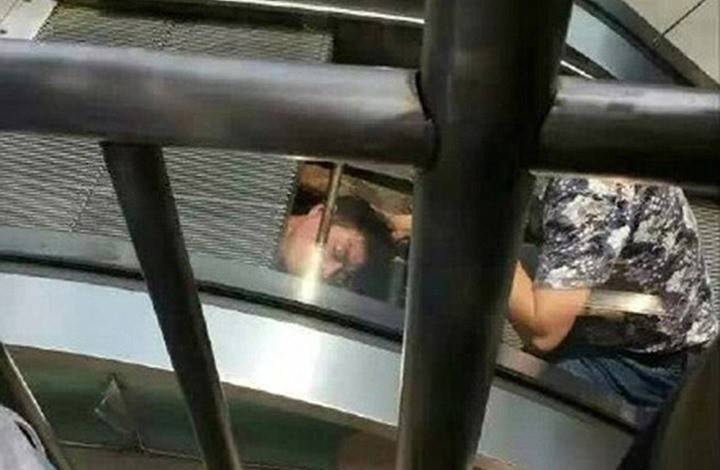 بالصور.. سلّم كهربائي يبتلع مهندس صيانة