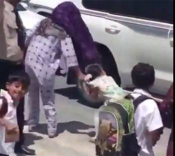 فيديو عاملة منزلية تجرّ طفلة من شعرها أمام مدرستها يشعل مواقع التواصل