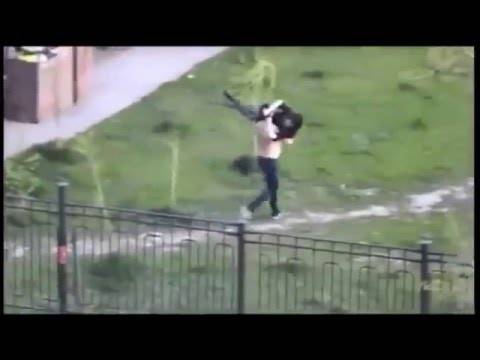 شاب مخمور يختطف فتاة ويحملها هاربًا.. لكن نهايته كانت كارثية!!