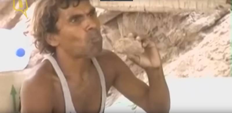 بالفيديو- هذا الرجل يأكل الطين للحفاظ على ..؟!
