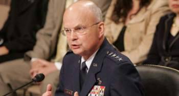 المدير السابق للـ CIA: ترامب يدعم داعش بخطابه المتشدد ضد المسلمين