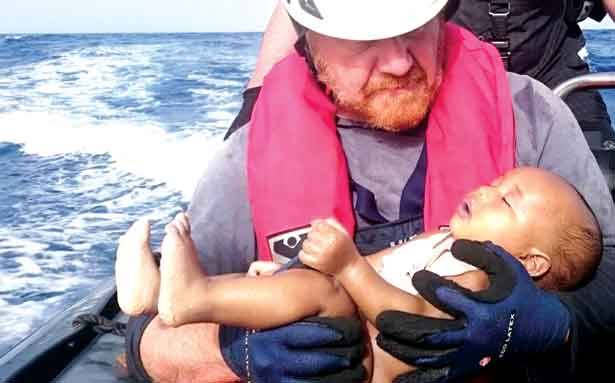 صورة طفل غارق تلخص مآسي المهاجرين في المتوسط
