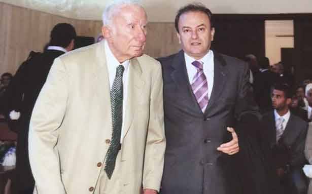 أوغست باخوس : مواقف وطرائف وحكايات