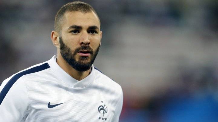 بنزيمة يتهم مدرب المنتخب الفرنسي بأنه "رضخ" لضغط "جزء من فرنسا العنصرية"
