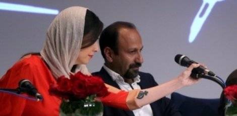 بالصورة ما هو الوشم الموجود على يد الممثلة الايرانية