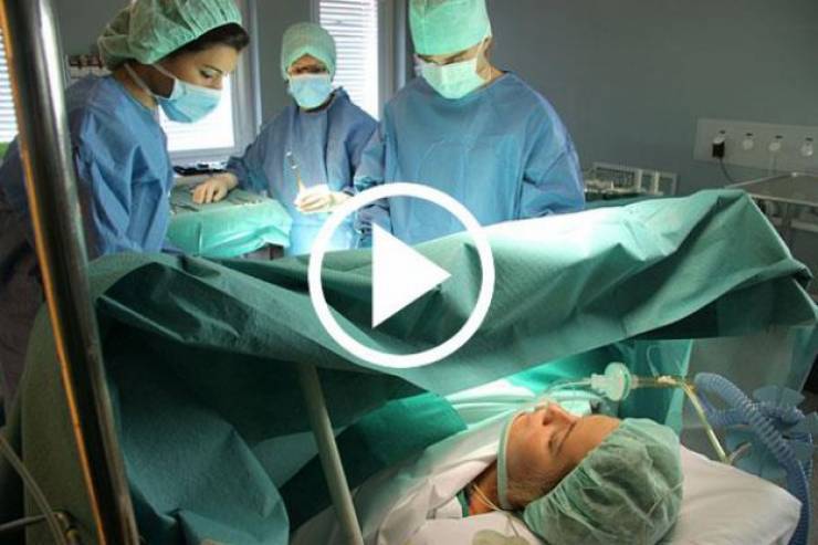 فيديو| امرأة تلد وما انجبته ارعب الاطباء وأثار دهشتهم